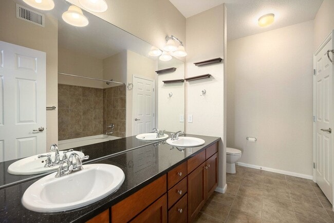 Building Photo - Top Floor Condo, Panoramic Mountain Views!