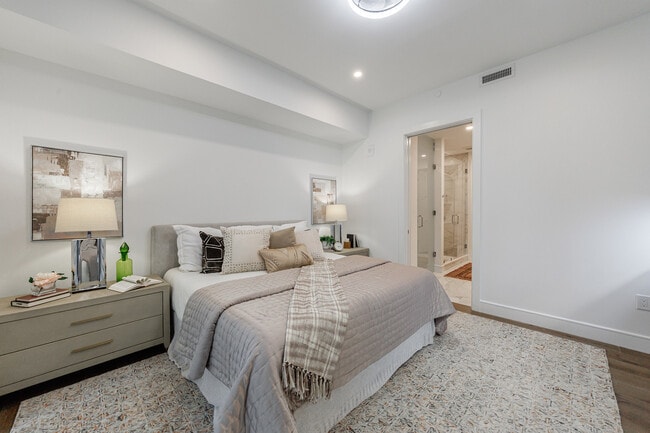 Building Photo - 2425 Peachtree Rd NE