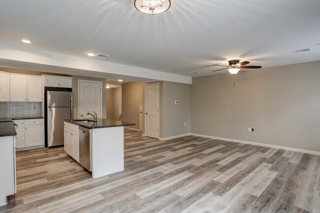 Building Photo - 42 Brook Side Dr
