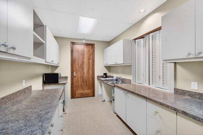 Building Photo - 4 BEDROOMS 3.5 BATHROOMS!! GATED COMMUNITY