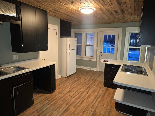 Building Photo - 406 N Bridge St