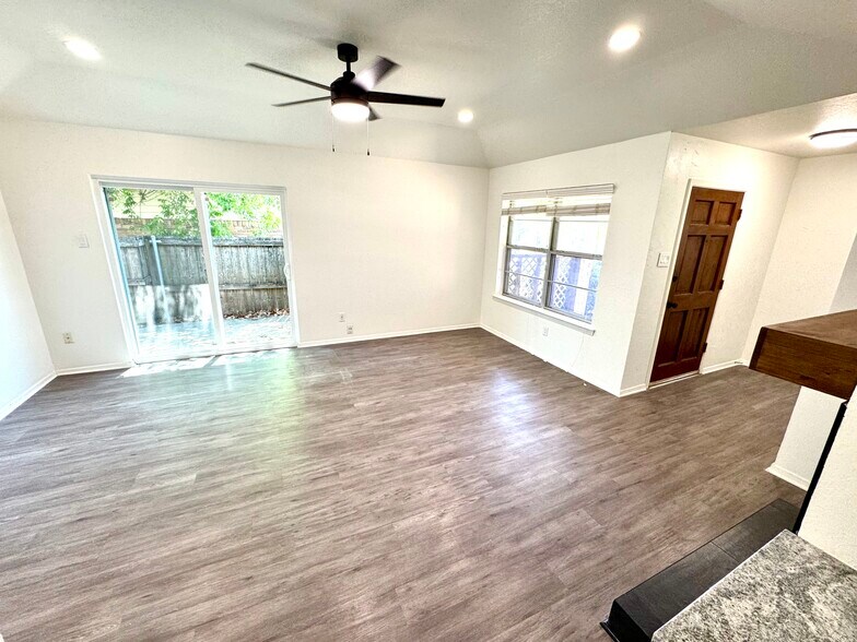 Building Photo - 9842 Camfield Ave