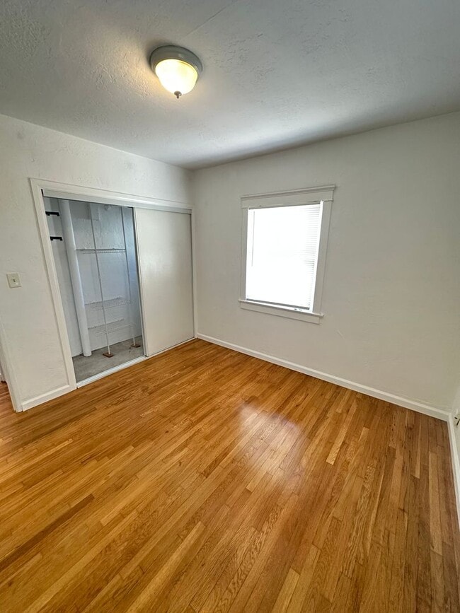 Building Photo - Quaint Craftsman House w/Garage, fenced yard, available now for 1 year lease to start!!!