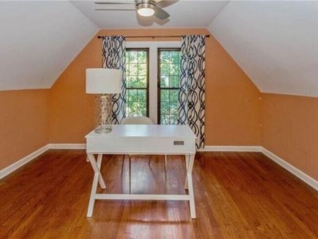 Building Photo - Lovely Forest Hills Home