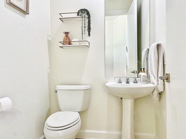 Building Photo - 3567 Commodore Cir