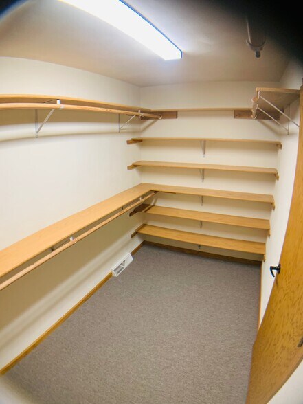 Master Closet - 371 Winnebago Ct