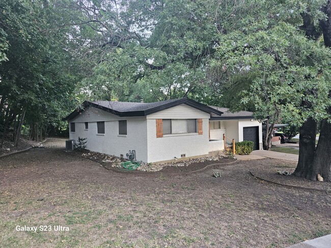 Building Photo - 4909 Sunset St