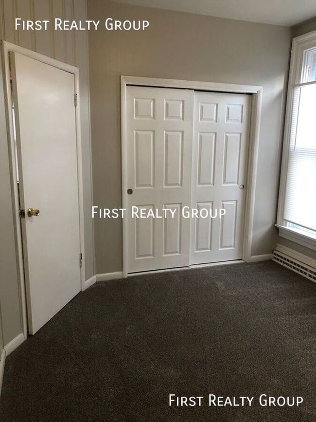 Building Photo - 1 Bedroom Downstairs Apartment for Rent in...