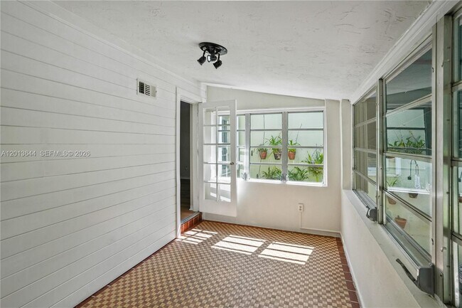 Building Photo - 2460 SW 24th St