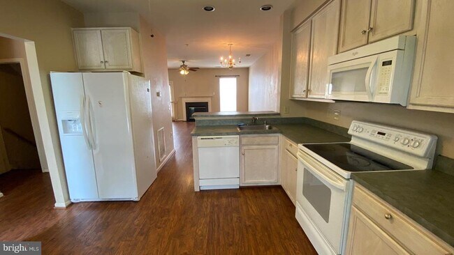 Building Photo - 2461 Medford Ct