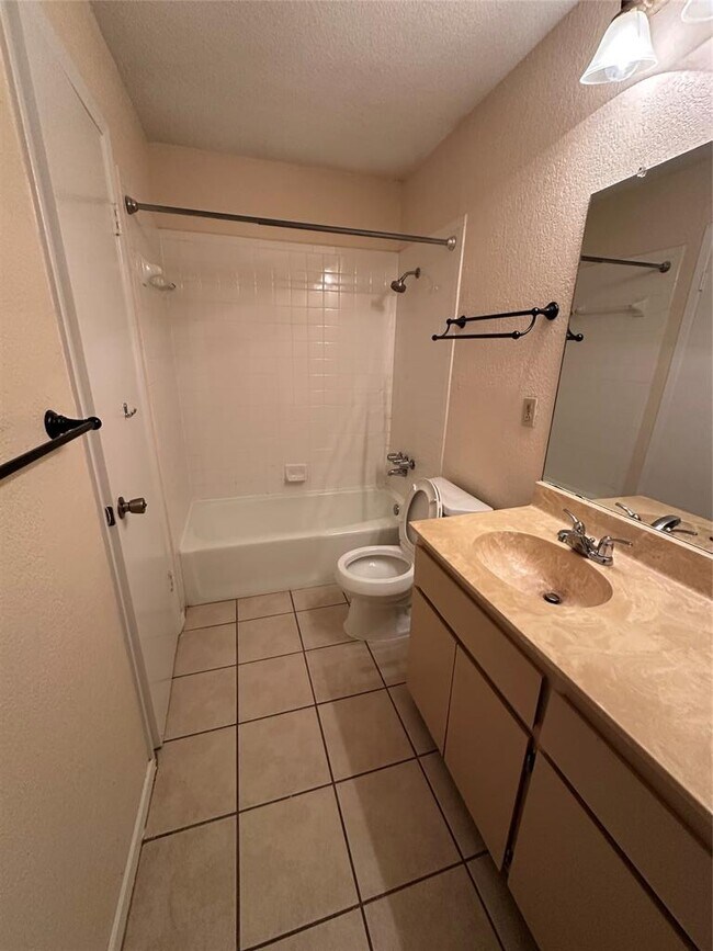 Building Photo - 3529 N Hills Dr