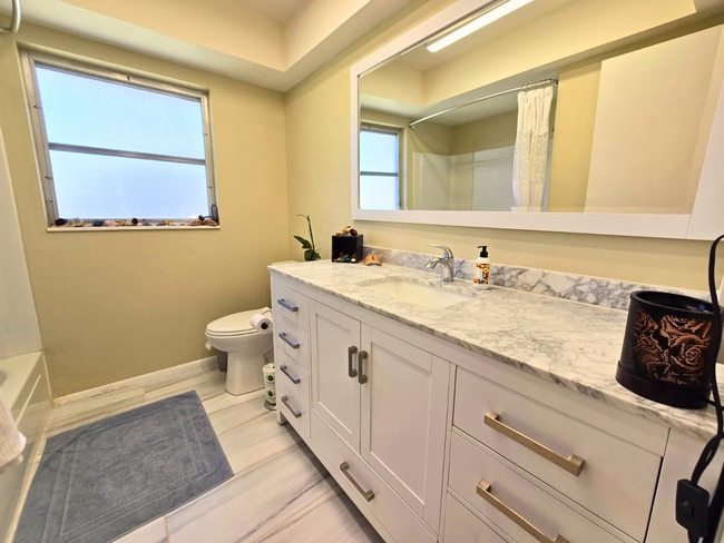 Building Photo - Charming 2 Bed/ 2 Bath Home w/ Garage in Sarasota
