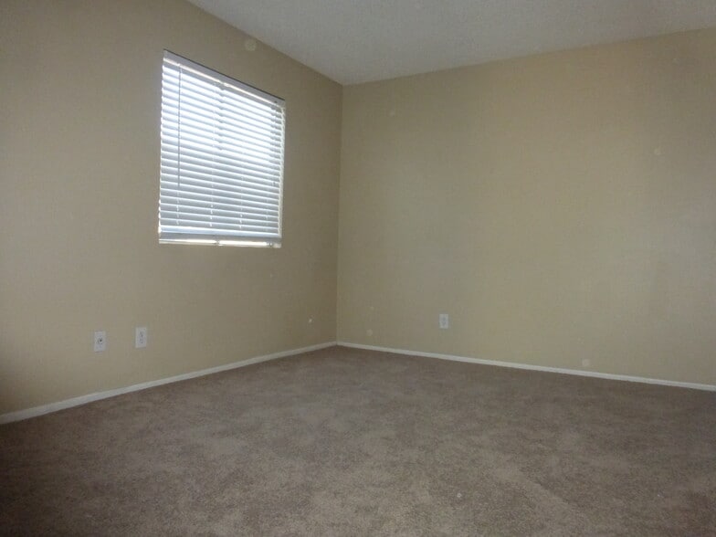 Building Photo - 700 W University Dr