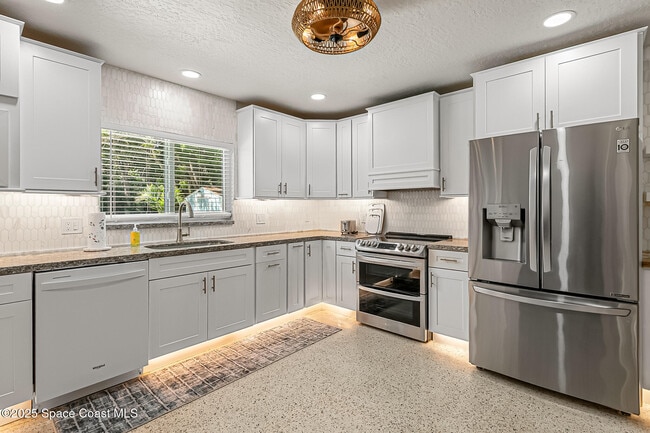 Building Photo - 285 Le Jeune Dr