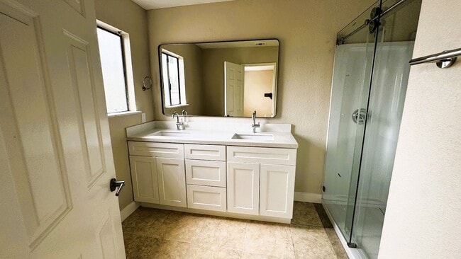 Building Photo - Modern Renovated 3-Bedroom Townhome in Gated Montclair Community | Pet-Friendly | 2-Car Garage | ...