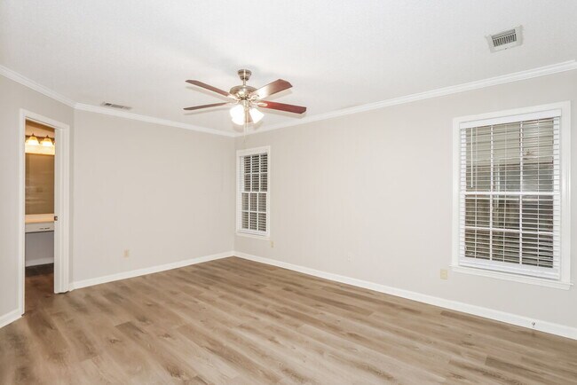 Building Photo - 2418 Lake Edge Dr