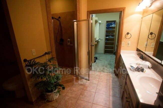 Building Photo - 1101 Golden Leaf Dr