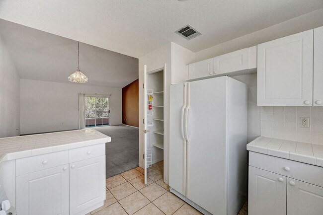Building Photo - Great 2 bedroom 2 bathroom condo in gated community in Summerlin!