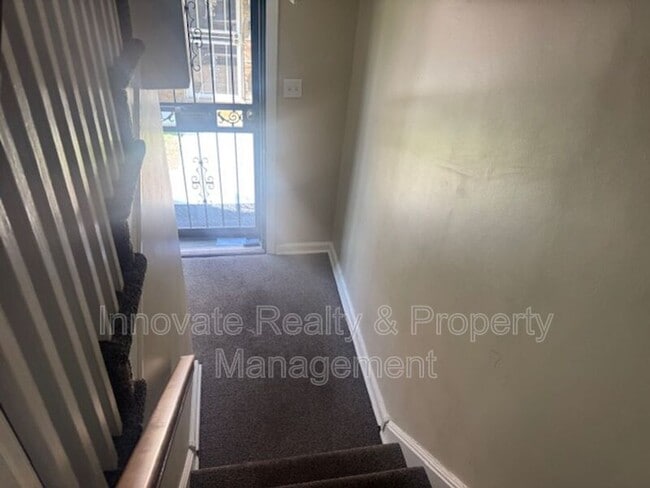 Building Photo - 910 E Sharpnack St