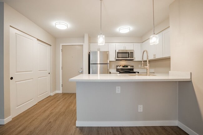 Interior Photo - 1800 Eastlake Apts (Scenic)