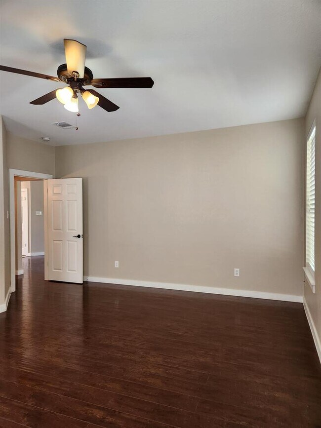 Building Photo - 207 Meadows Ln