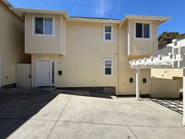 Primary Photo - 2225-2225 9th Ave