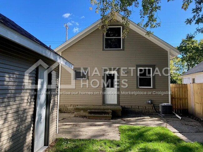 Building Photo - 408 S Clemens Ave