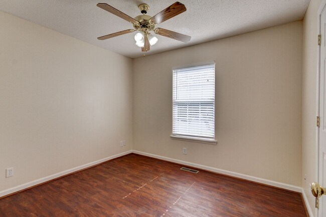 Building Photo - Super cute Ranch on Cul De Sac with update...