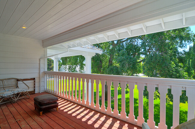 Building Photo - Majestic Country Getaway