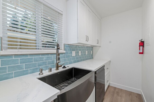 Building Photo - Upstairs 2 bedroom 1 bathroom Condo!