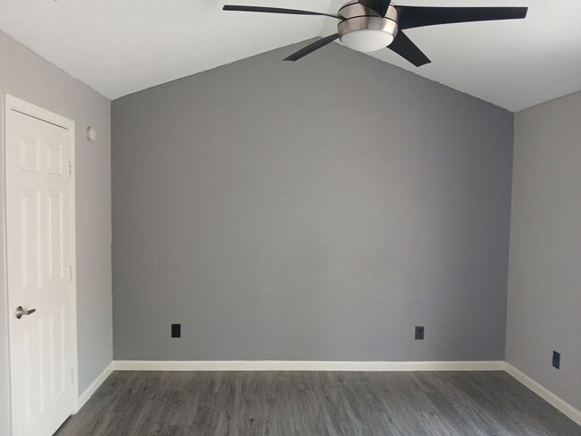 Building Photo - 2nd Floor Condo 1 Bedroom and 1 Bath