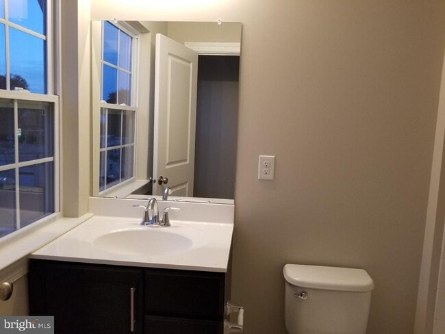 Building Photo - 754 W 2nd St