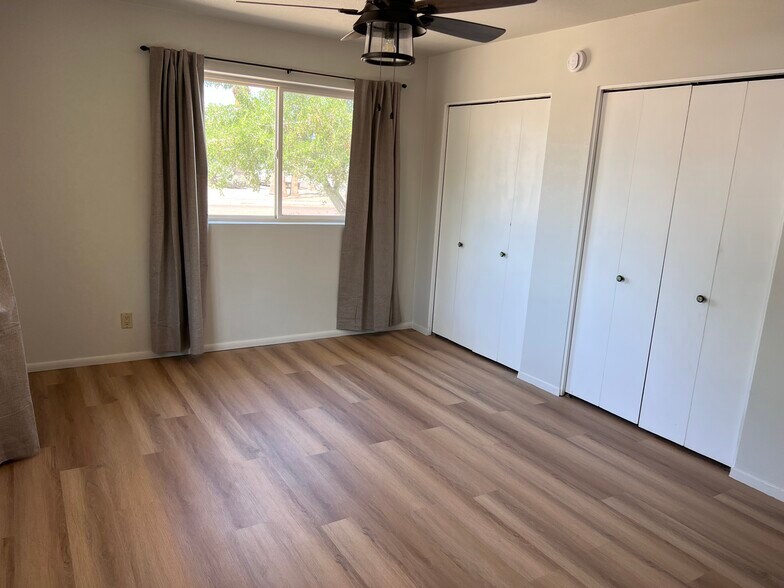 Building Photo - 3015 E Desert Cove Ave