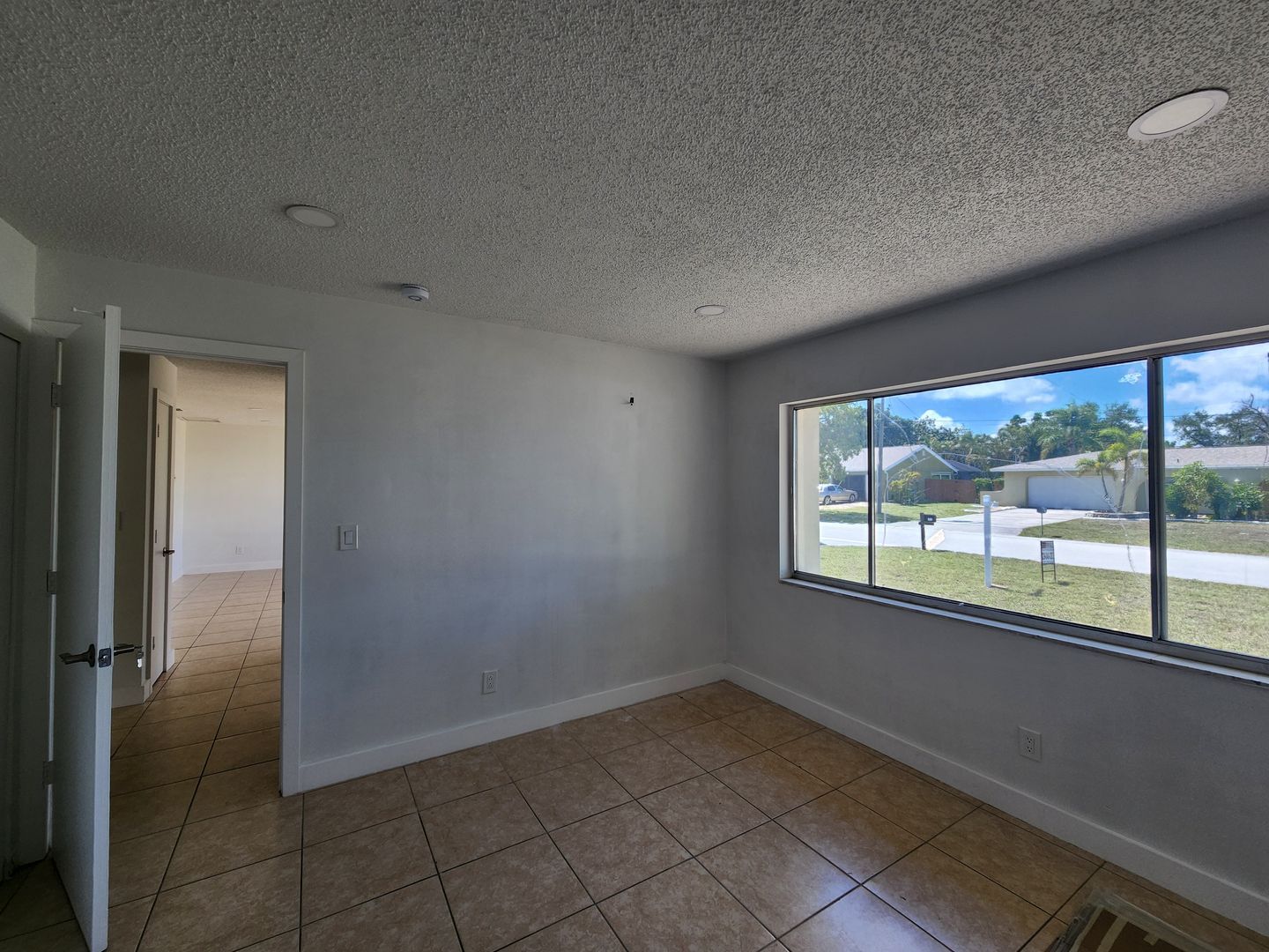 Building Photo - REMODELED 2 bedroom 2 bathroom in NE Cape Coral