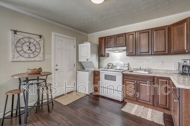 Building Photo - 3147 Parkdale Rd