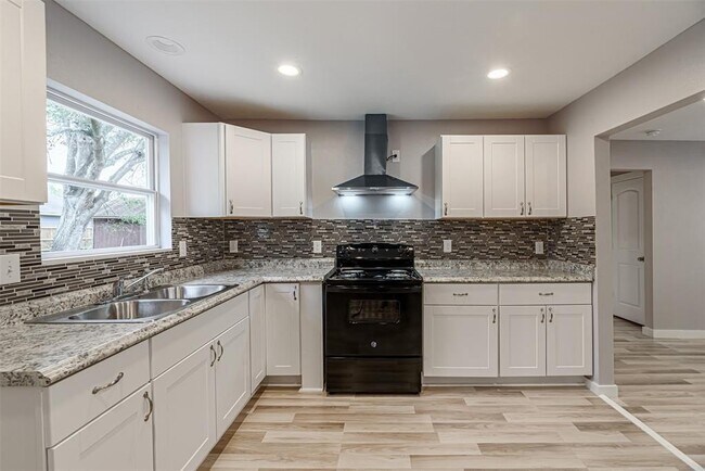 Building Photo - 4909 Higgins St