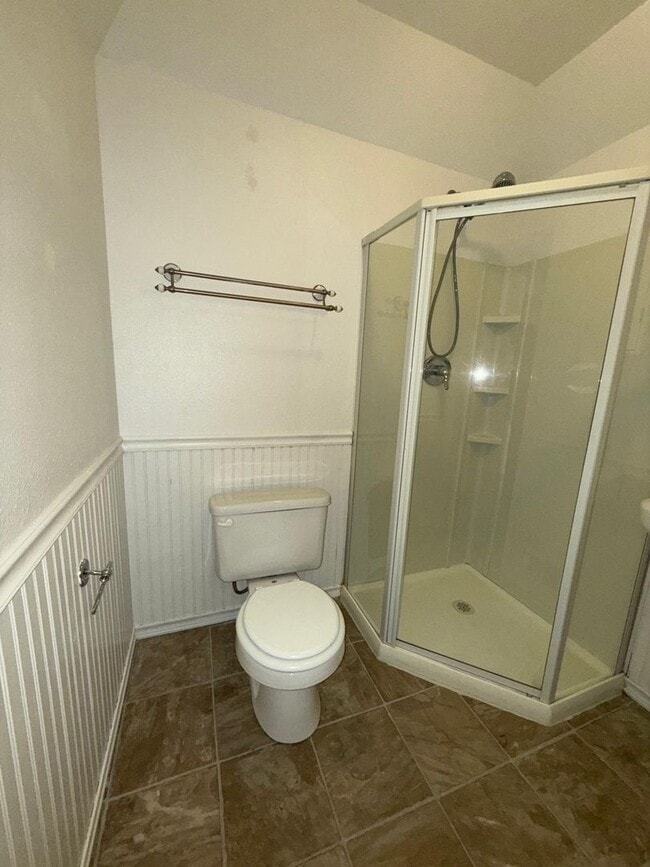 Building Photo - Spacious Tri-Level Home for Rent in Tooele...