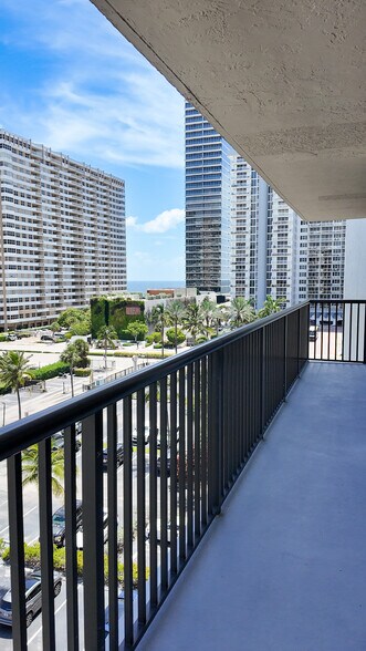 Building Photo - 2049 S Ocean Dr