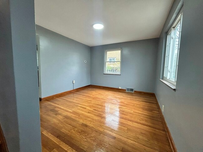 Building Photo - 1718 McNary Blvd