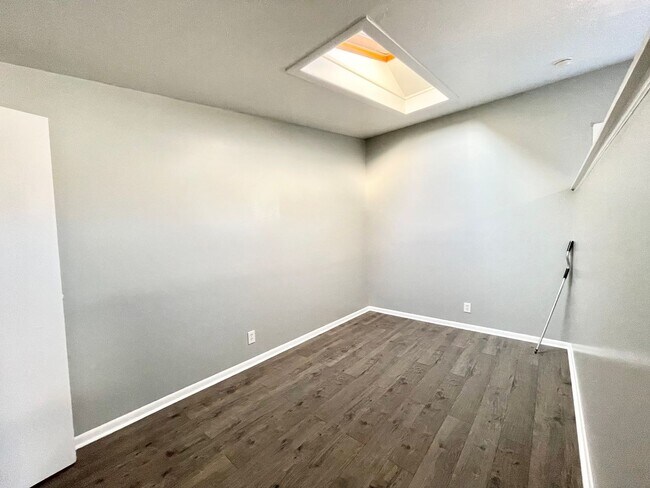 Building Photo - 1041 W 10th St