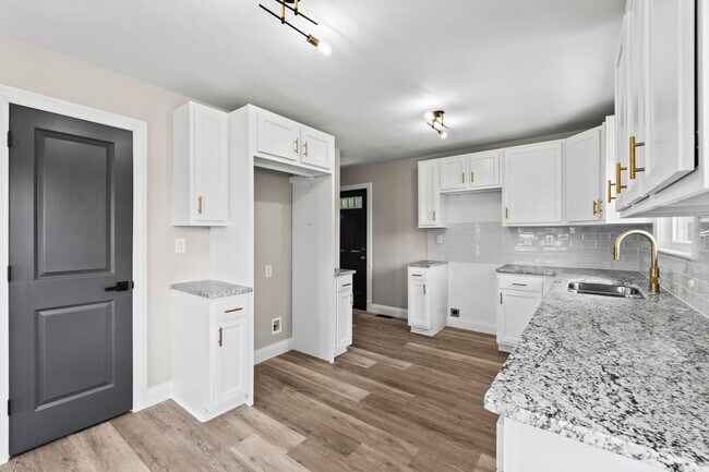 Building Photo - For Sale or Rent – Fully Renovated Stone R...