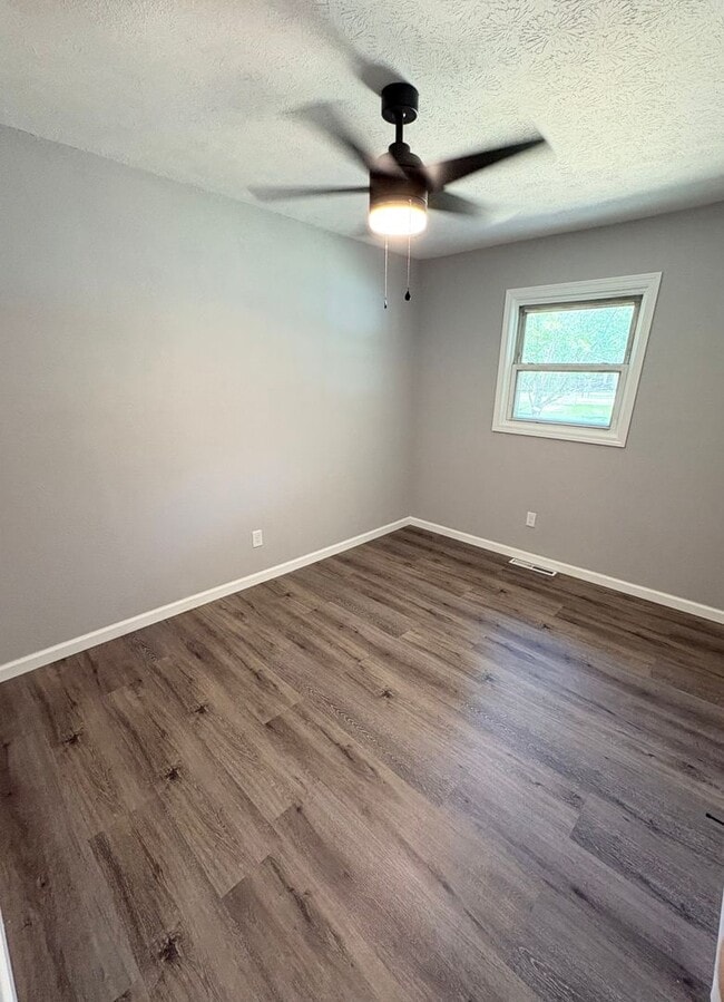 Building Photo - Spacious & Updated 4 Bedroom Home!