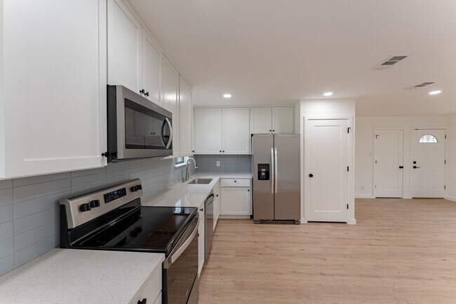 Building Photo - Incredible Windsor Park location right in the heart of Austin!