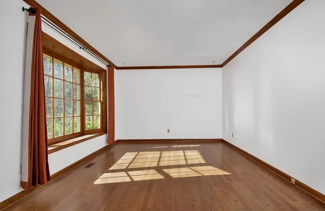 Building Photo - 225 Woodglen Dr