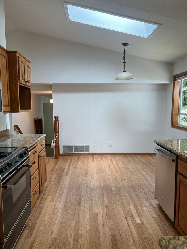 Building Photo - 3 bedroom 2.5 bathroom Home in Lake Steven...