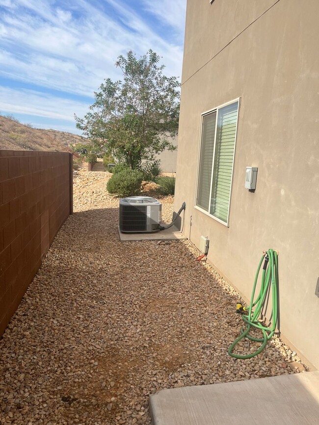 Building Photo - 3 bed | 2.5 bath | 2-car Townhome with Was...