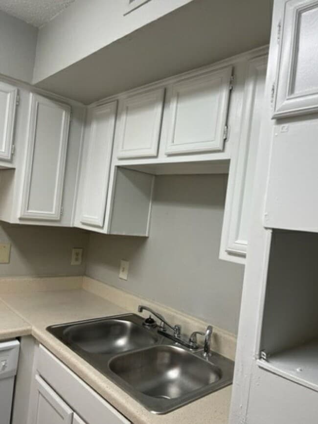 Building Photo - Charming Split-Level First-Floor Unit with...