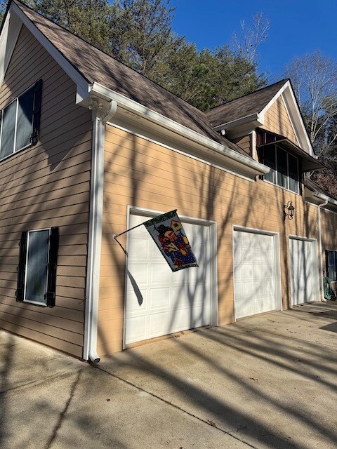 Coach house view - 4640 Chestatee Pointe