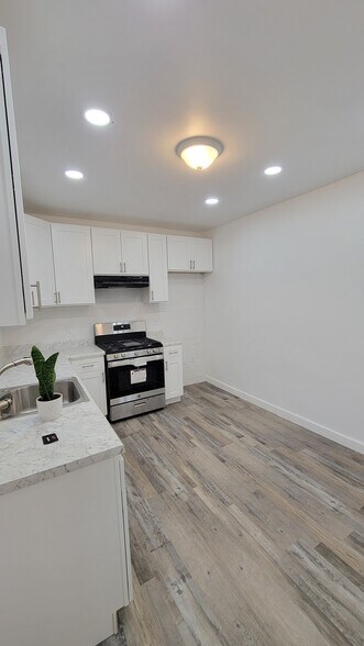 Building Photo - 7411 Park Ave