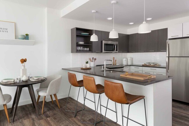 Building Photo - 80 Guest St